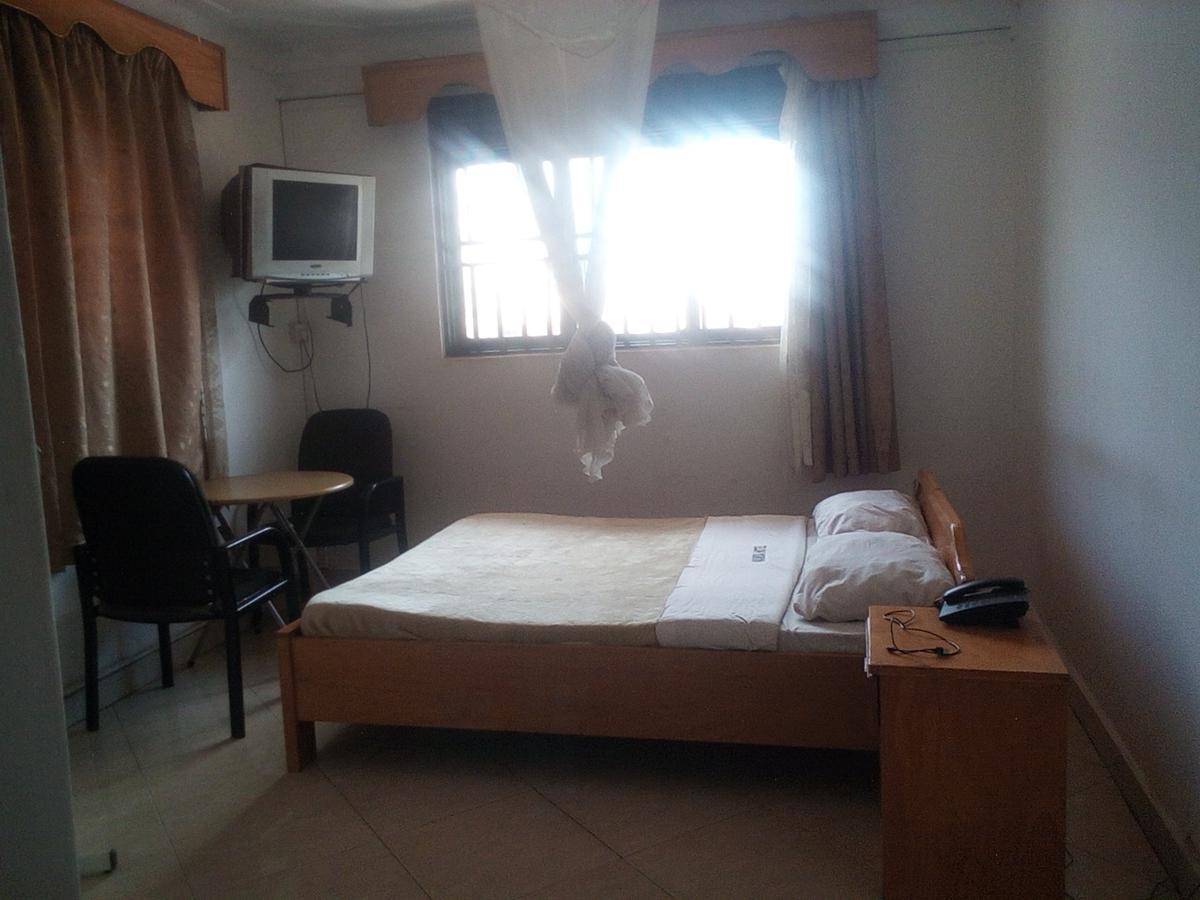 Mamba Hotel Кампала Екстериор снимка